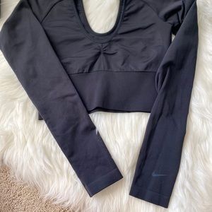 NIKE BLACK LONG SLEEVE CROP TOP Medium